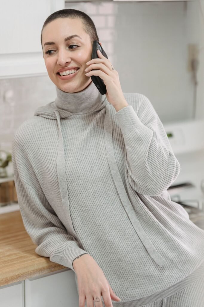 Cliente au téléphone pour joindre Réparation Électro Sherbrooke