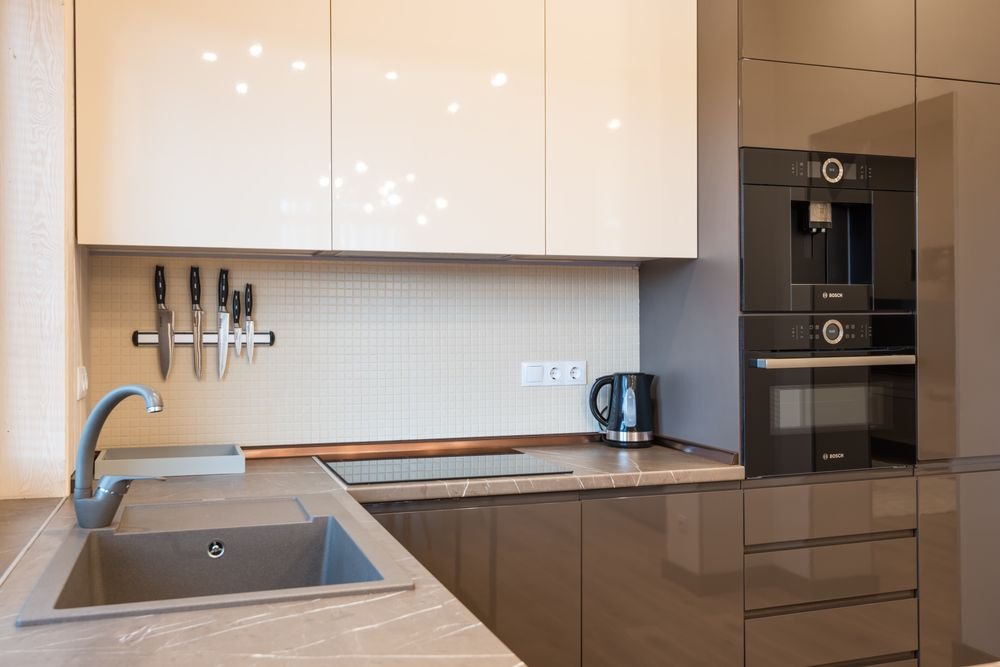 Cuisine moderne avec électroménagers encastrés