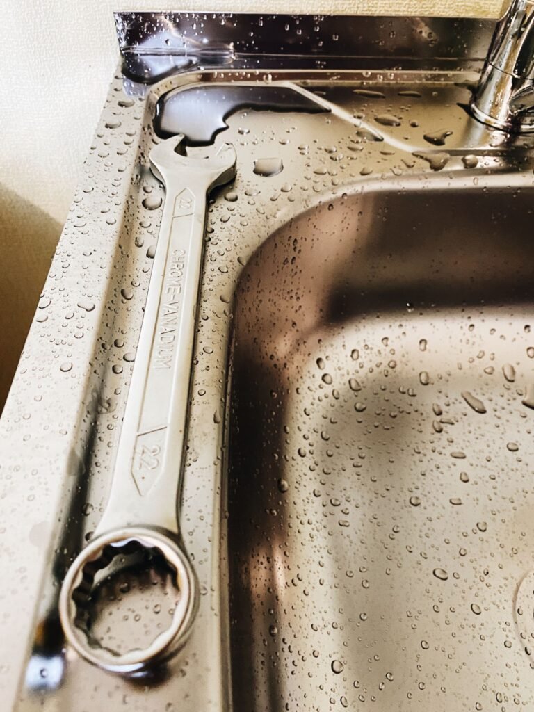 Clé et eau dans un évier : dépannage électroménager urgence en cas de fuite