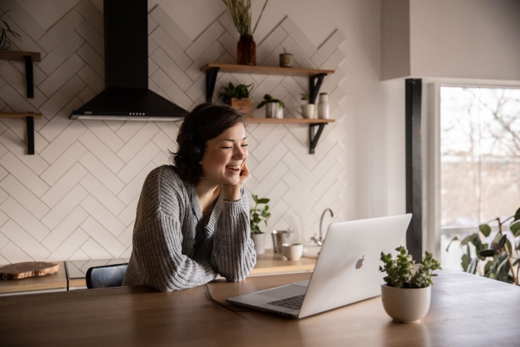 Cliente qui consulte la FAQ réparation électroménager Sherbrooke sur son ordinateur