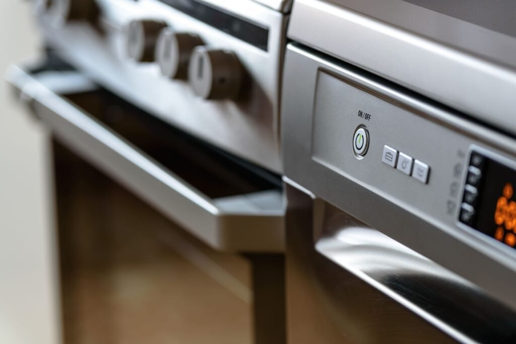 Installation lave-vaisselle encastré en inox sous le comptoir de cuisine