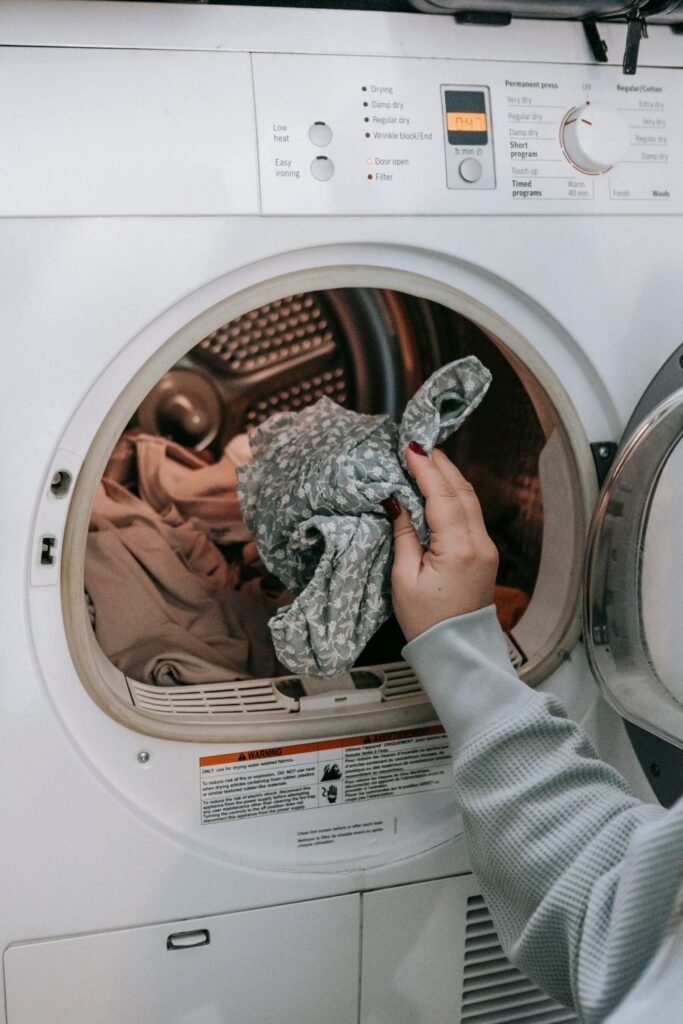 Laveuse frontale dans une salle de lavage