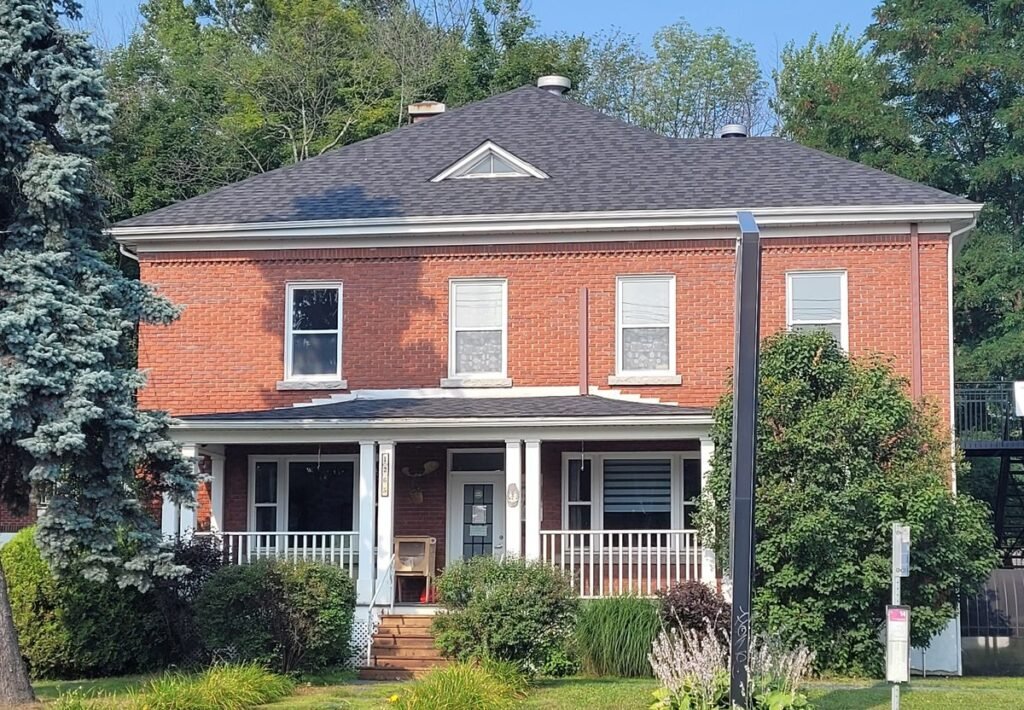 Maison en brique à Sherbrooke : réparation d’électroménagers à domicile partout en ville