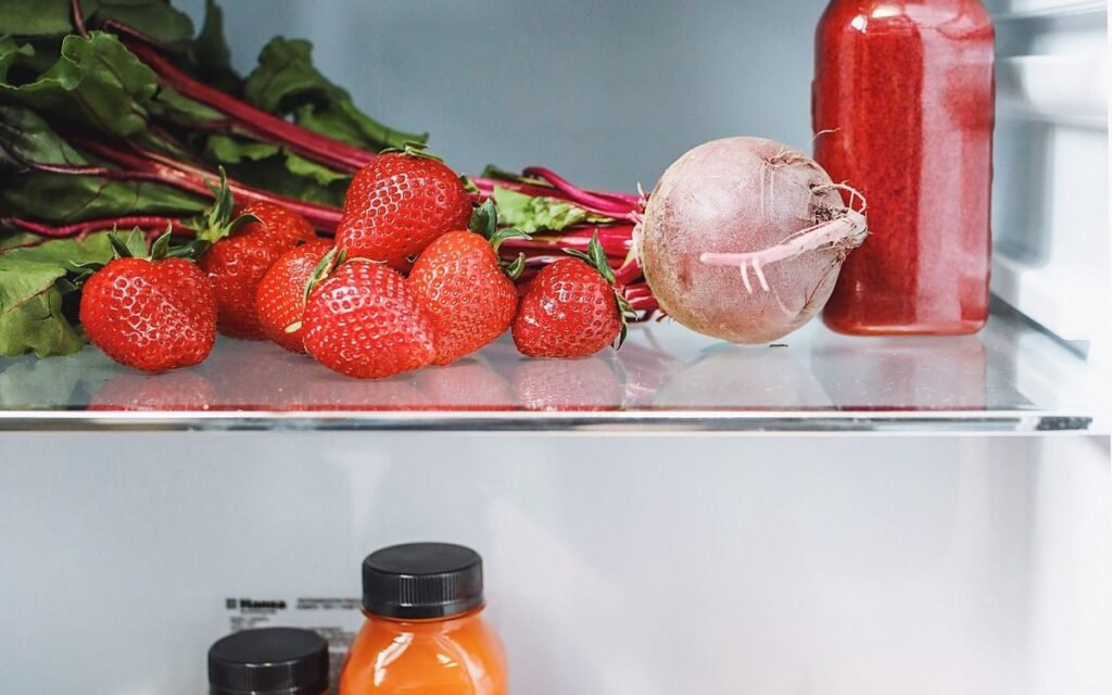 Réfrigérateur fermé dans une cuisine pendant une panne de courant, pour conserver les aliments plus longtemps