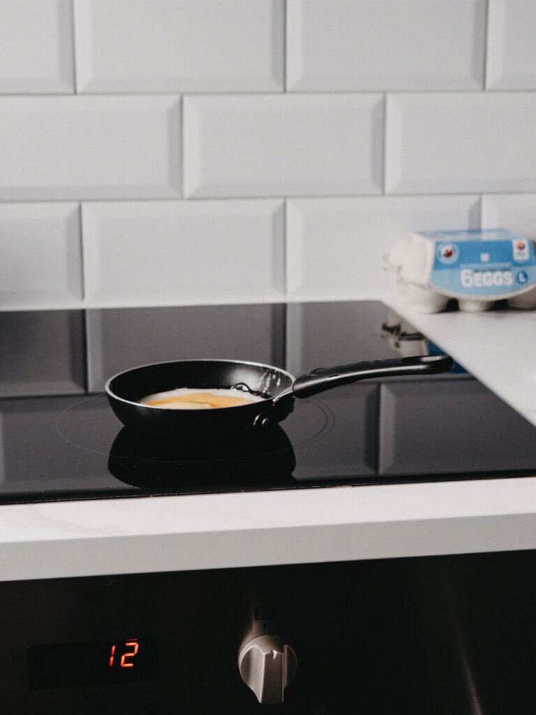 Panneau tactile cuisinière sur une plaque vitrocéramique avec minuterie