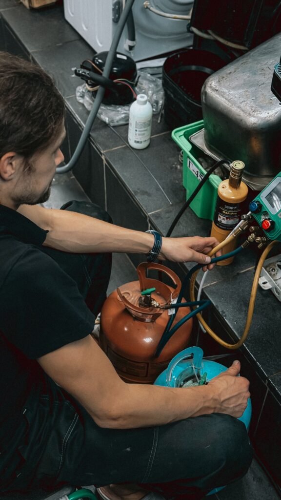 Technicien au travail : le prix réparation électroménager dépend de la pièce en cause