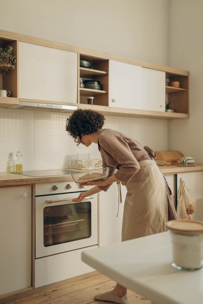 Femme qui utilise son four, service de réparation four électrique à domicile