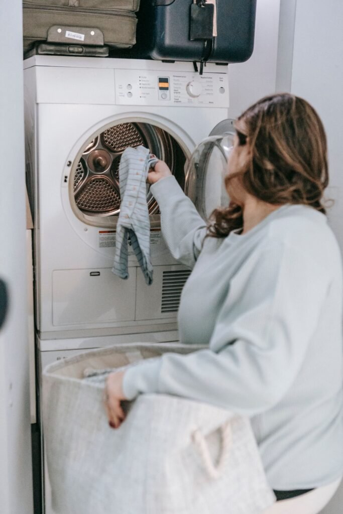 Sécheuse ne chauffe pas : linge encore humide retiré d’une sécheuse superposée