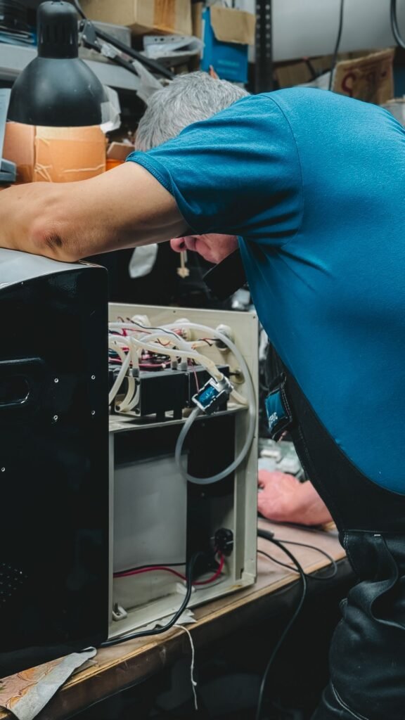 Technicien qui travaille sur la réparation d’un appareil